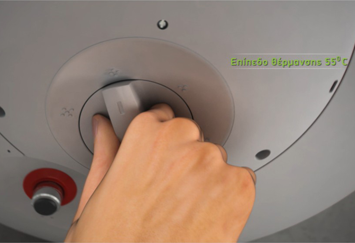 Ένα χέρι ρυθμίζει τον εξωτερικό θερμοστάτη στους 55°C.